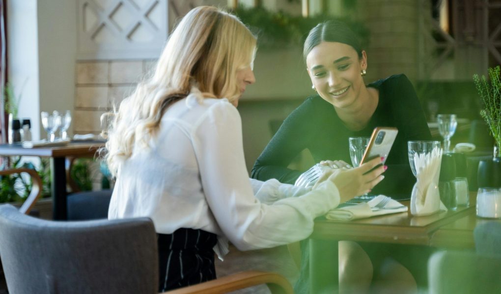 Offline is the New Luxury: Gaya Hidup Baru Gen Z Jakarta yang Pilih Matiin Layar di Akhir Pekan