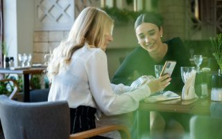 Offline is the New Luxury: Gaya Hidup Baru Gen Z Jakarta yang Pilih Matiin Layar di Akhir Pekan