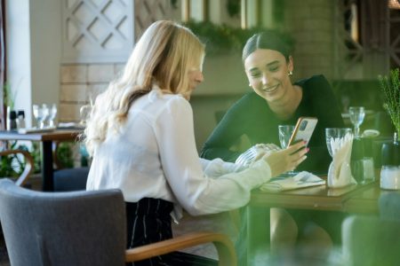 Offline is the New Luxury: Gaya Hidup Baru Gen Z Jakarta yang Pilih Matiin Layar di Akhir Pekan